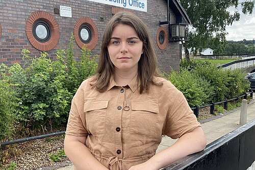 Cllr Sophie Thornton in front of the Jordanthorpe Housing Office